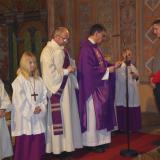 Pfarrer Prellinger überreicht Felix Kuchler die Urkunde des Bischofs
