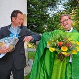 Corona-Gruß vor der Kirche: Bürgermeister Gerd Lorenz (Lindberg) freut sich auf den gemeinsamen Weg mit dem neuen Pfarrer Carl Christian Snethlage