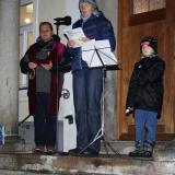 Steffi Godan sang Lieder beim Familiengottesdienst, begleitet von Sohn Arved mit der Flöte. Links Kaplan Marco Stangl.